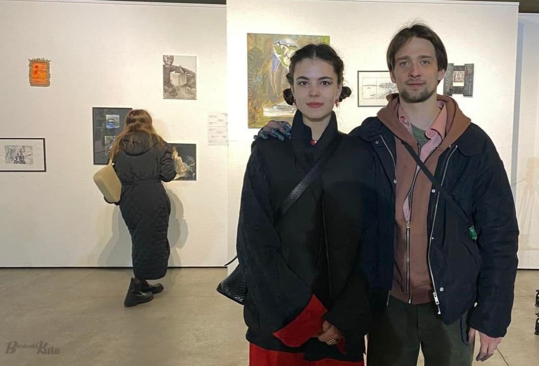 Installation view: Dialogue between monumental oil painting and ceramic sculptures